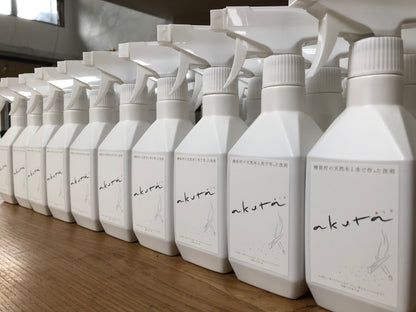 akuta スプレータイプ300ml 自然由来のキッチン洗剤　油汚れに最適